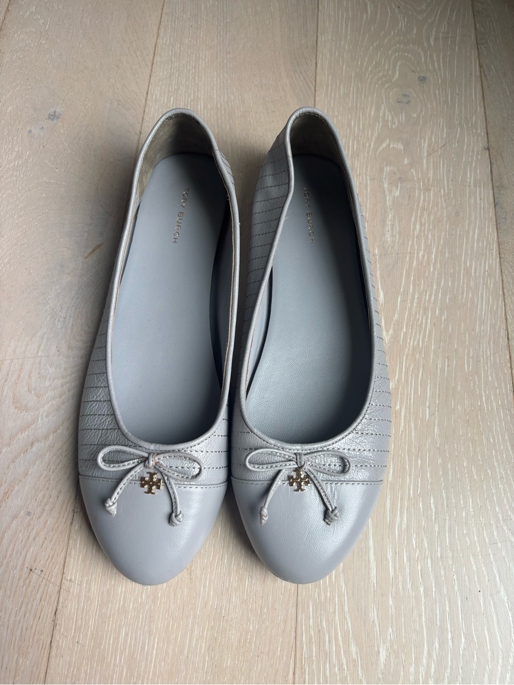 Tory Burch Light Gray Leather Bow Ballet Flats with Logo Charm